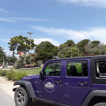 ENTREGA DE UN VEHÍCULO DE LA MARCA JEEP PARA PROMOCIÓN TURÍSTICA DE VILLA GESELL