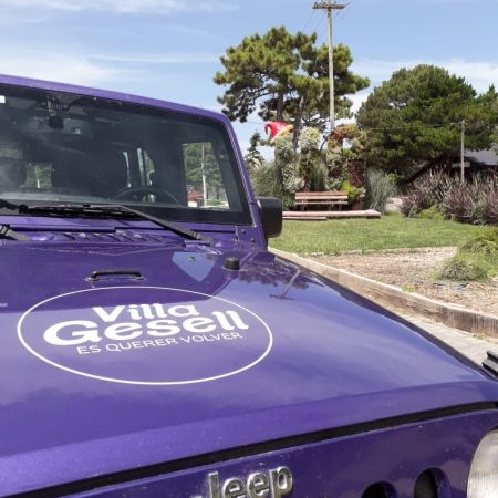 ENTREGA DE UN VEHÍCULO DE LA MARCA JEEP PARA PROMOCIÓN TURÍSTICA DE VILLA GESELL