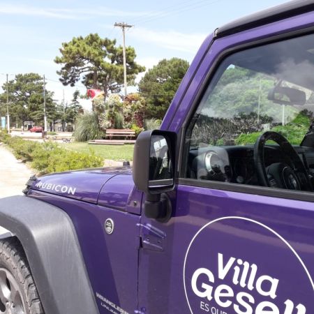 ENTREGA DE UN VEHÍCULO DE LA MARCA JEEP PARA PROMOCIÓN TURÍSTICA DE VILLA GESELL